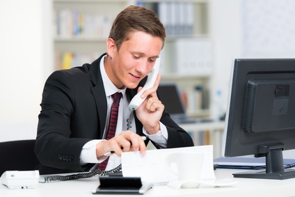 geschäftsmann vereinbart einen termin am telefon